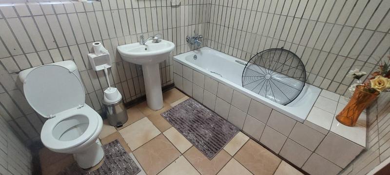 5 Bedroom Property for Sale in Riviera Park North West